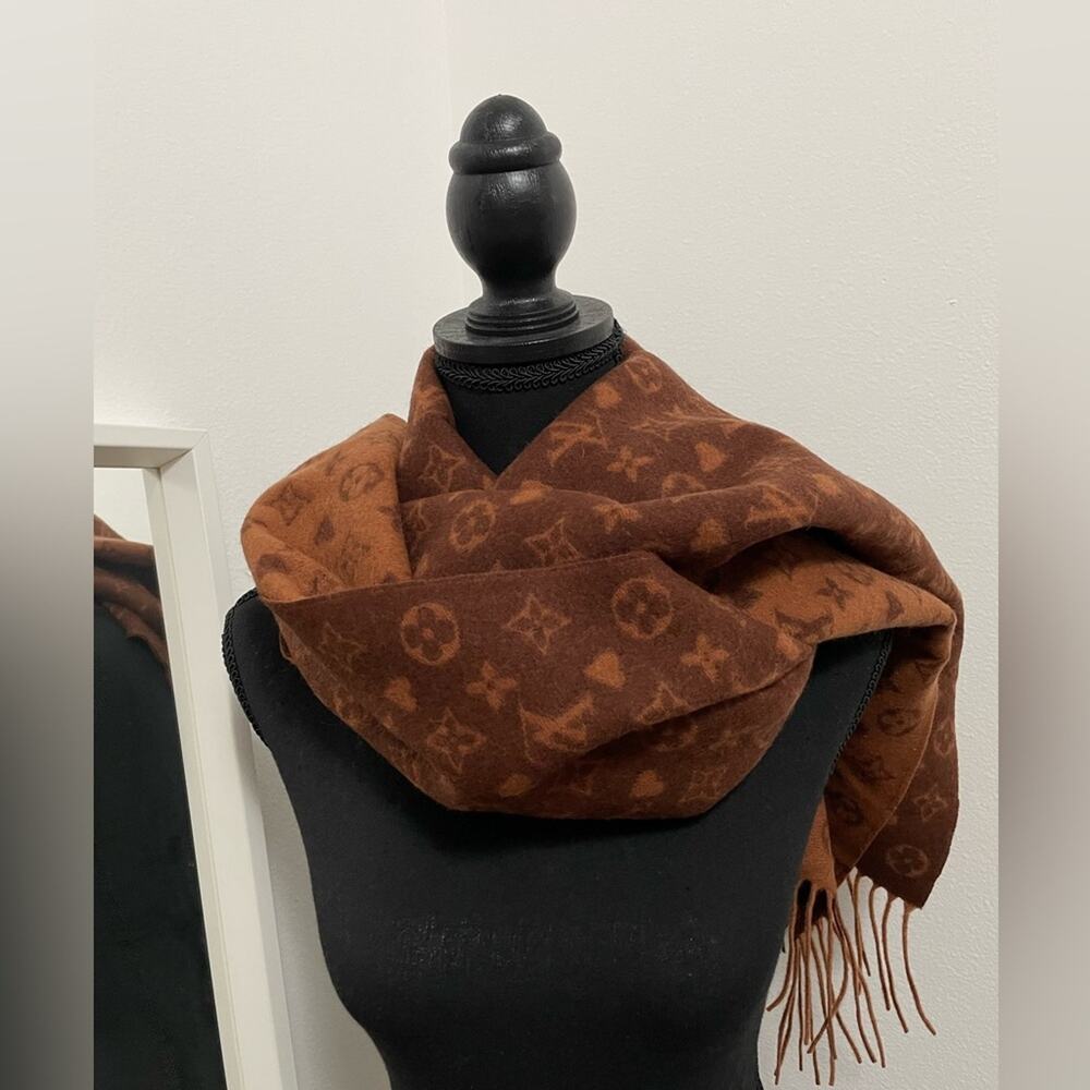 Lv Game On Scarf / Monogram Pattern - image 2